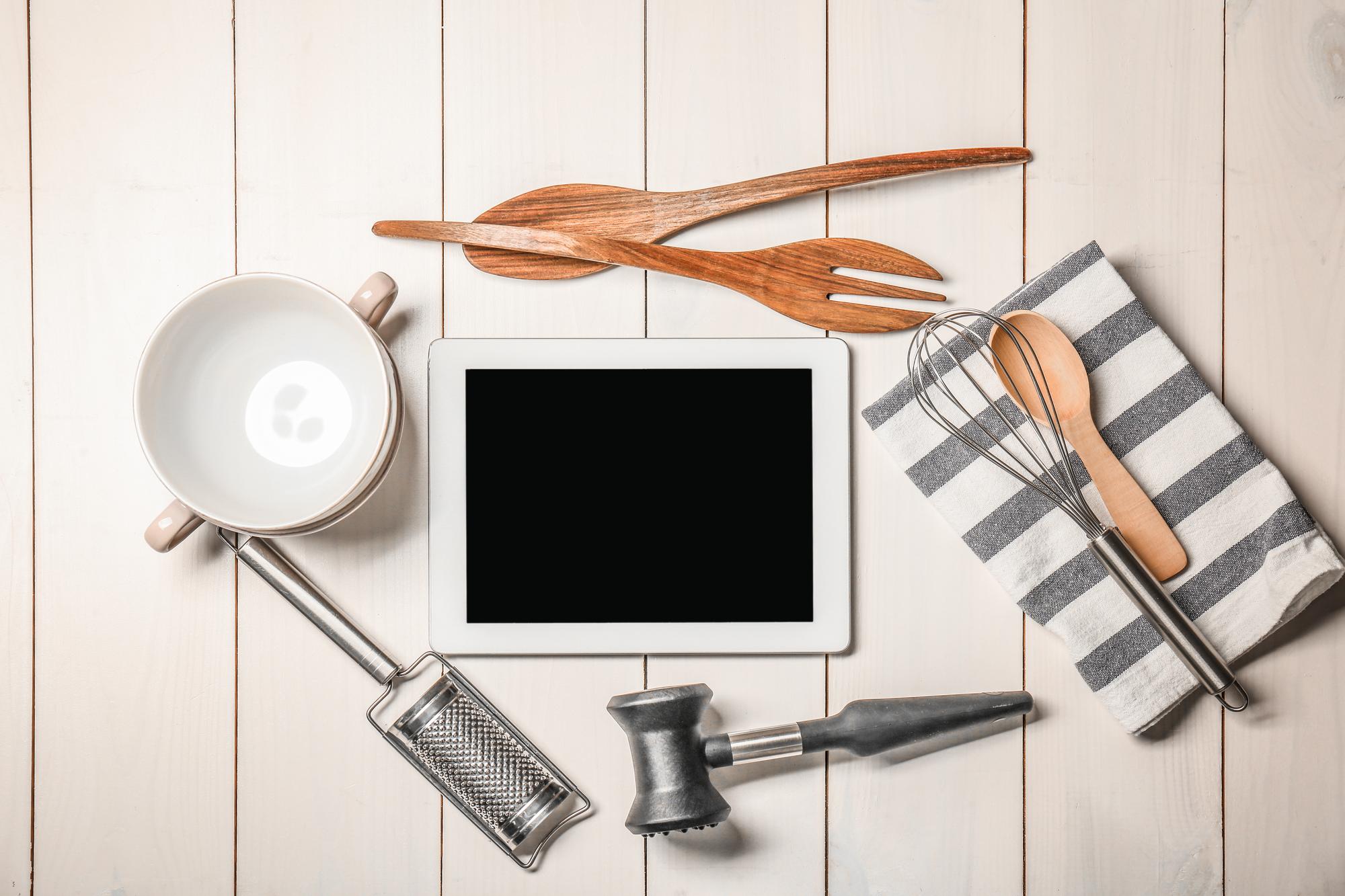 Piccola cucina-studio con utensili di design