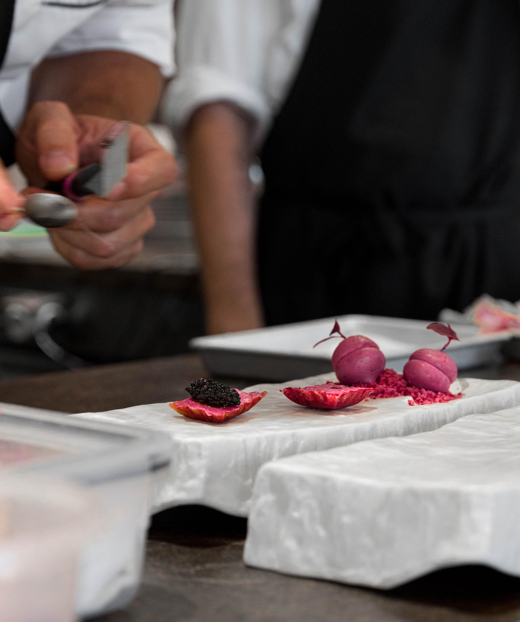 Chef al lavoro in cucina moderna